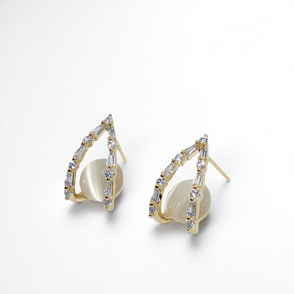 POISE – Silk Cradle Stud