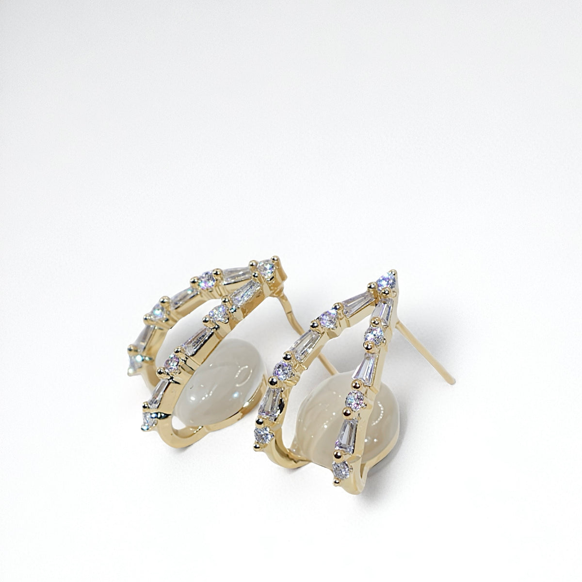 POISE – Silk Cradle Stud
